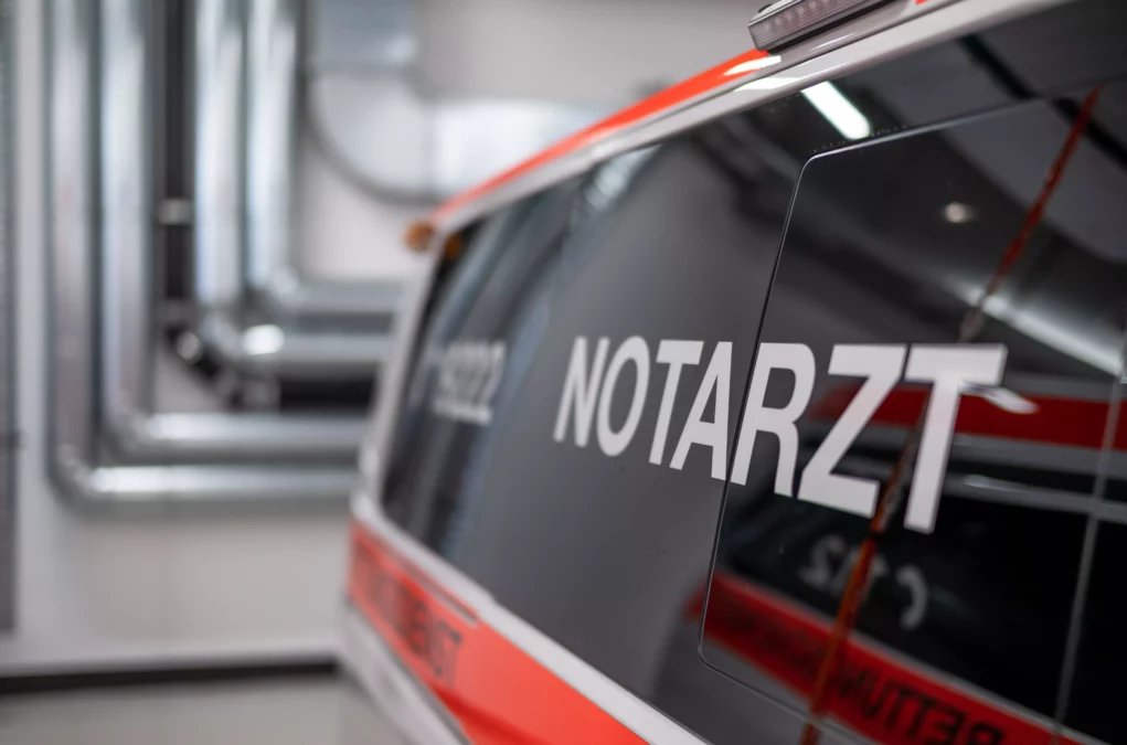 Symbolfoto von 5min.at: Ein Notarzt befindet sich im Einsatz