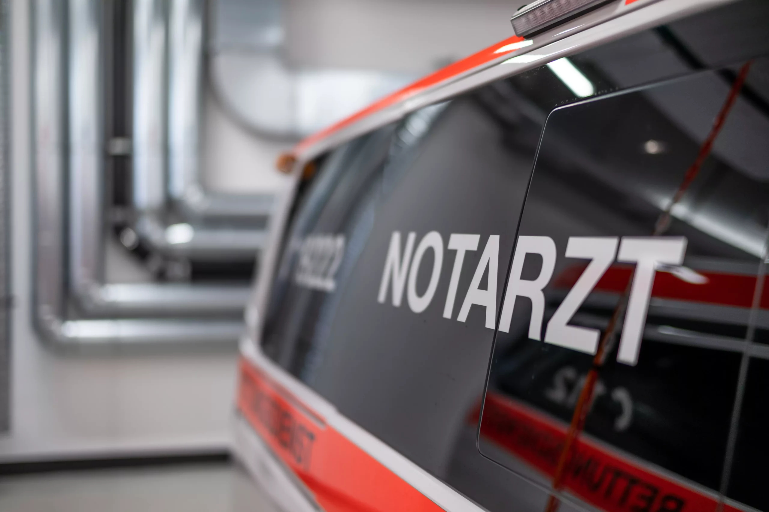 Symbolfoto von 5min.at: Ein Notarzt befindet sich im Einsatz