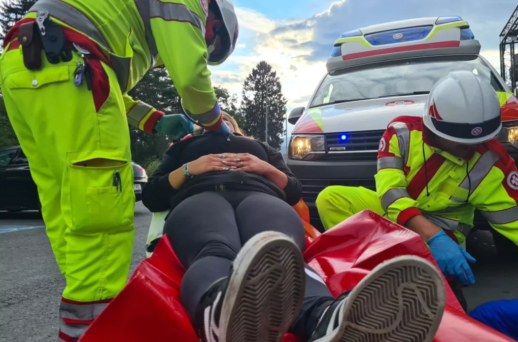 Symbolfoto von 5min.at: Sanit&auml;ter k&uuml;mmern sich um eine verletzte Person