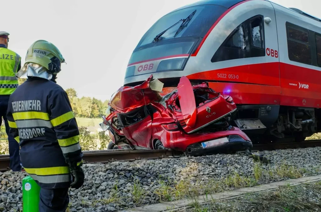 Symbolfoto zu einem Beitrag von 5min.at: Ein Auto wurde von einem Zug gerammt