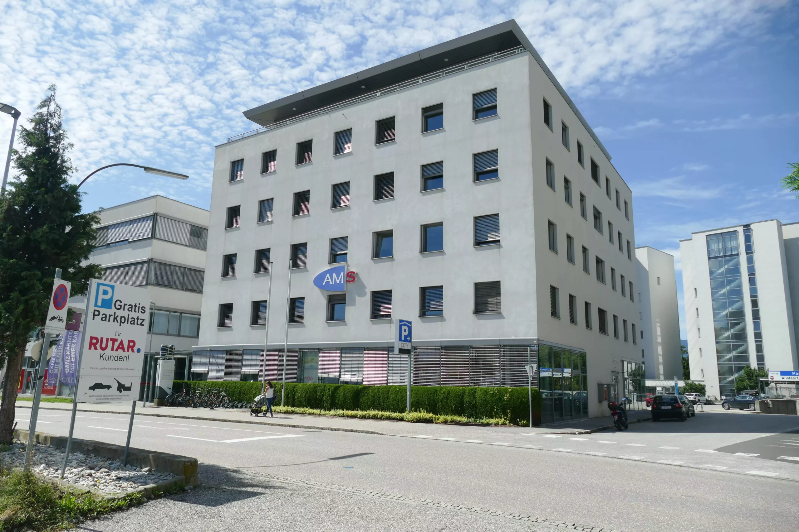 Symbolfoto zu einem Beitrag von 5min.at: Das Gebäude des AMS in Villach
