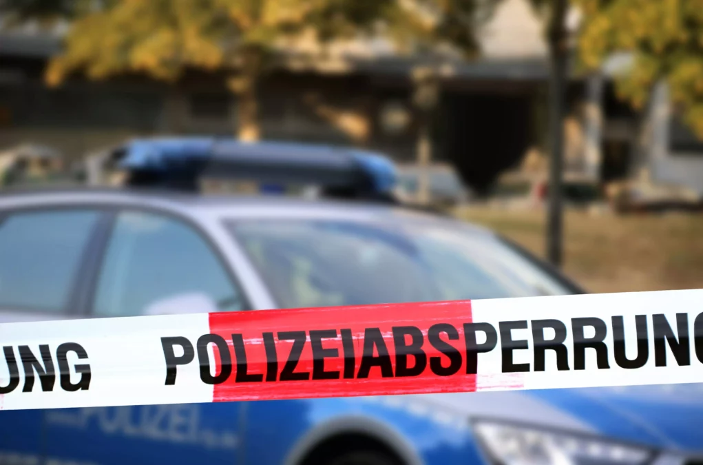 Symbolfoto zu einem Beitrag von 5min.at: Polizeiauto parkt hinter einem Absperrband.