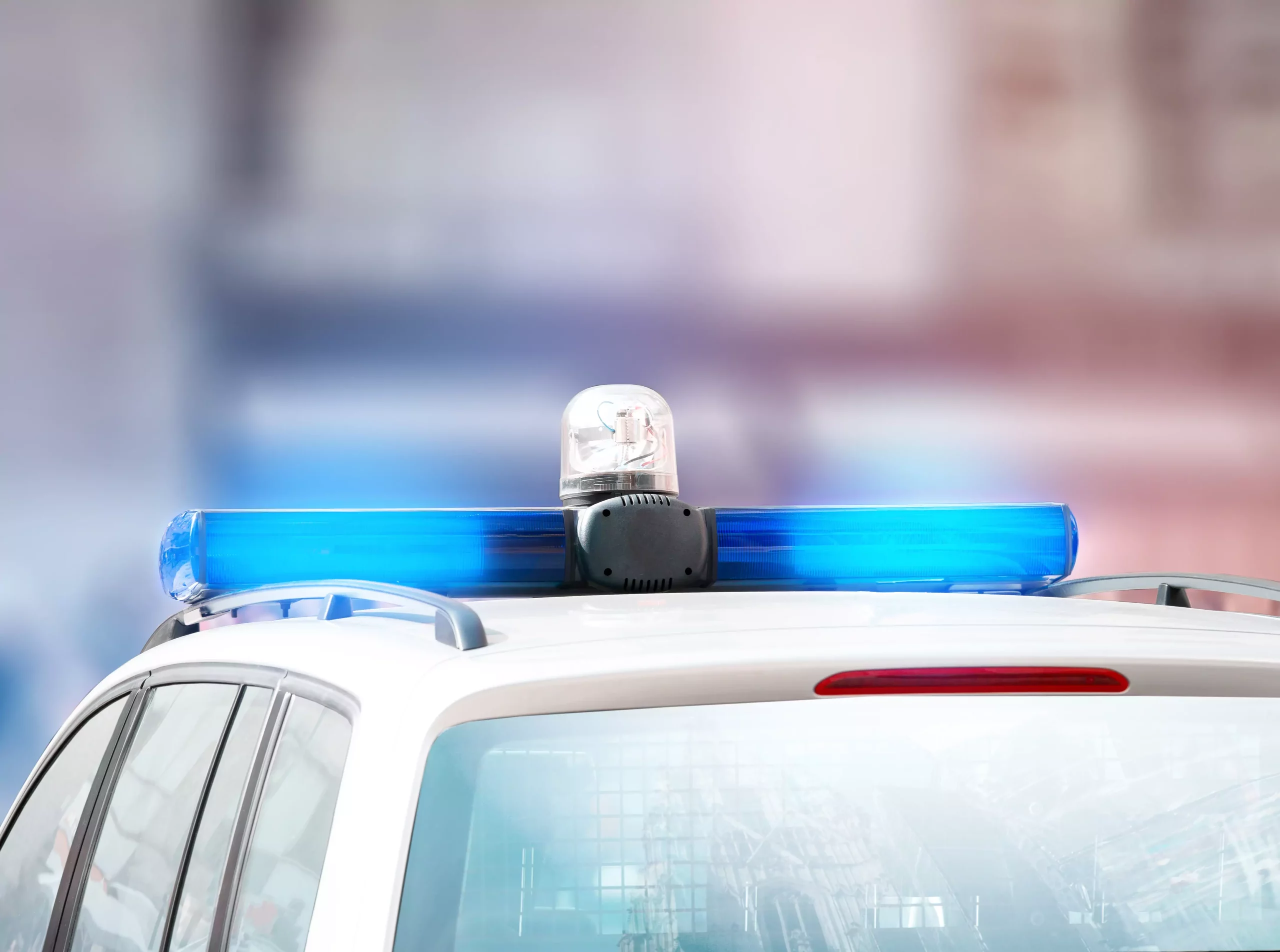 Symbolfoto zu einem Beitrag von 5min.at: Ein Polizeiauto befindet sich mit Blaulicht im Einsatz.