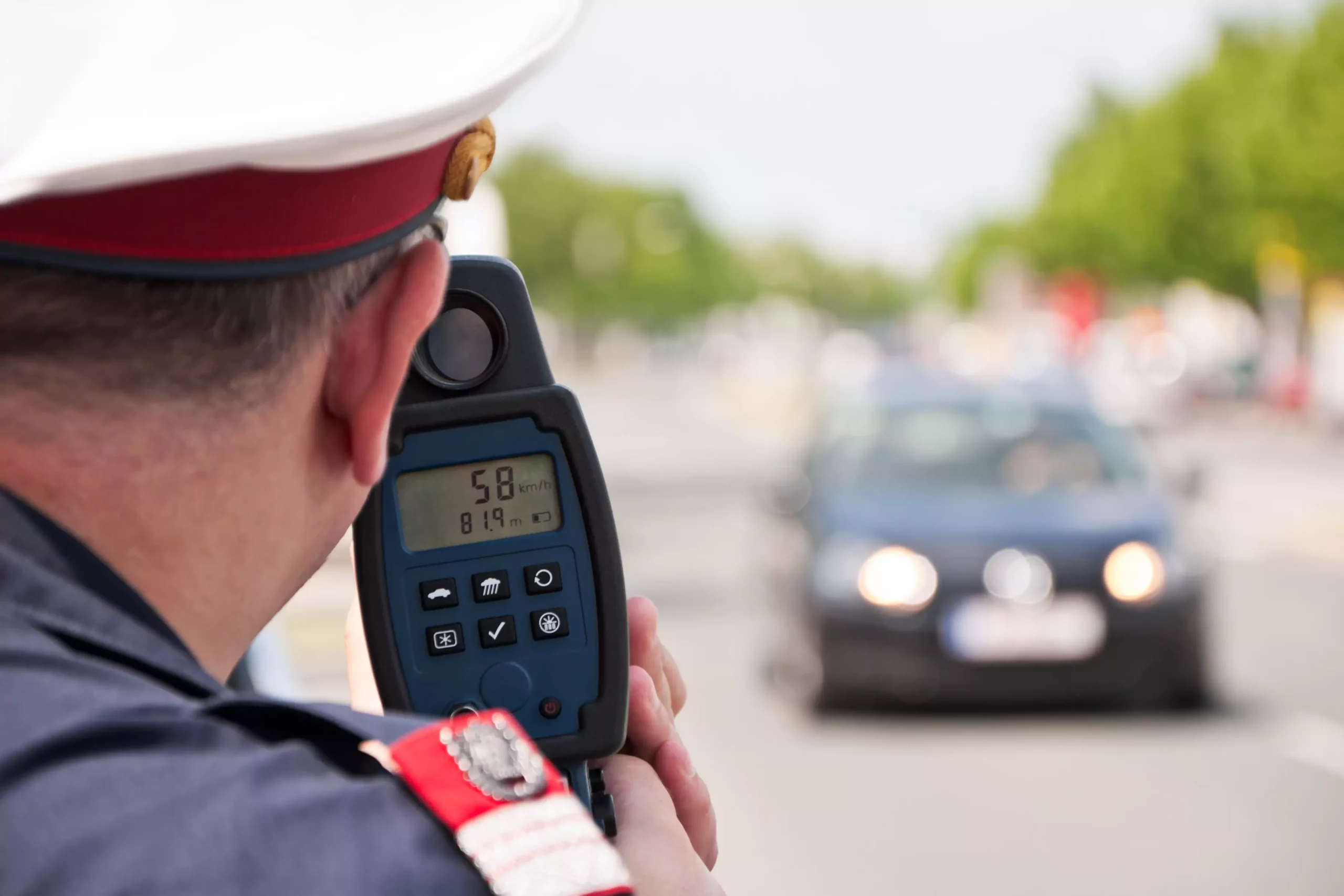 Symbolfoto zu einem Beitrag von 5min.at: Die Polizei misst die Geschwindigkeit von Verkehrsteilnehmer.