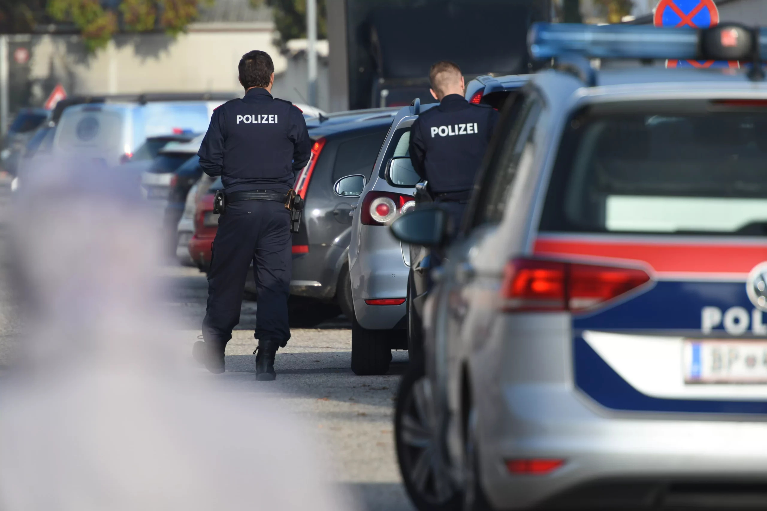 Symbolfoto von 5min.at: Polizisten kontrollieren Autos.