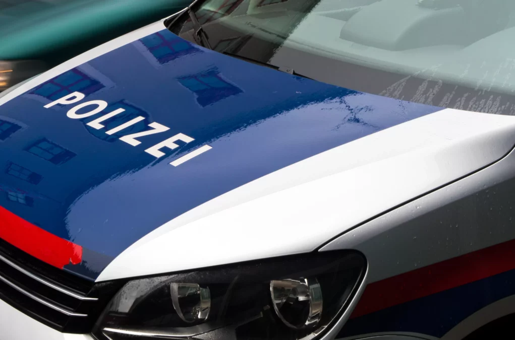 Symbolfoto zu einem Beitrag von 5min.at: Polizeiauto parkt bei einem Einsatz.