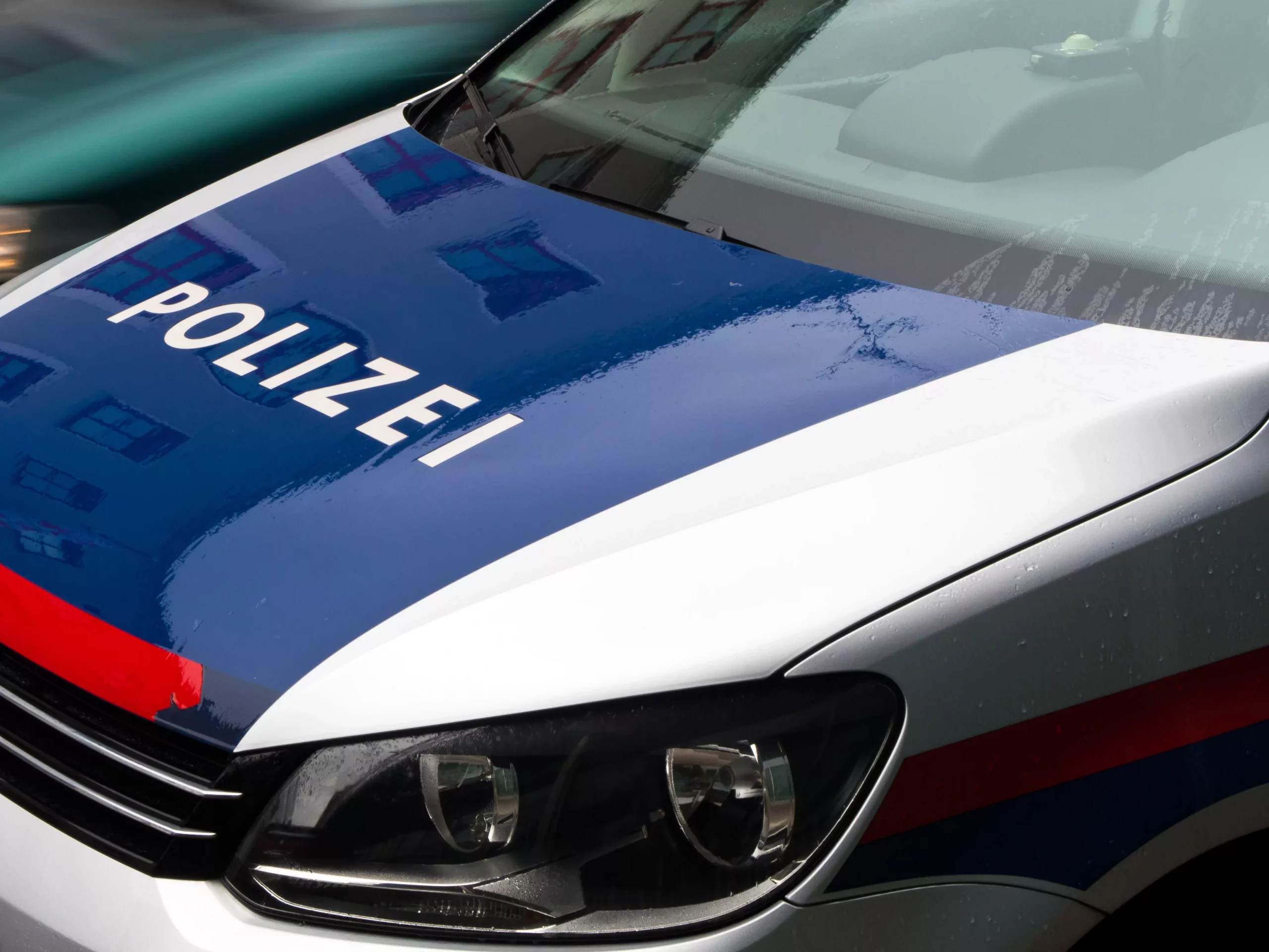 Symbolfoto zu einem Beitrag von 5min.at: Polizeiauto parkt bei einem Einsatz.