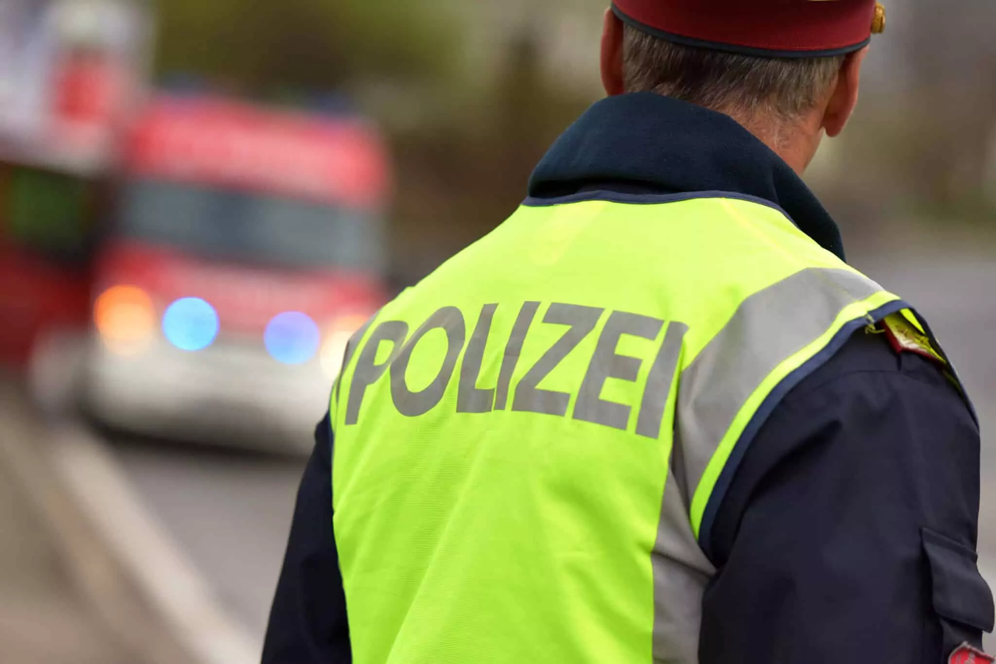 Symbolfoto zu einem Beitrag von 5min.at: Ein Polizist bei einem Einsatz von hinten