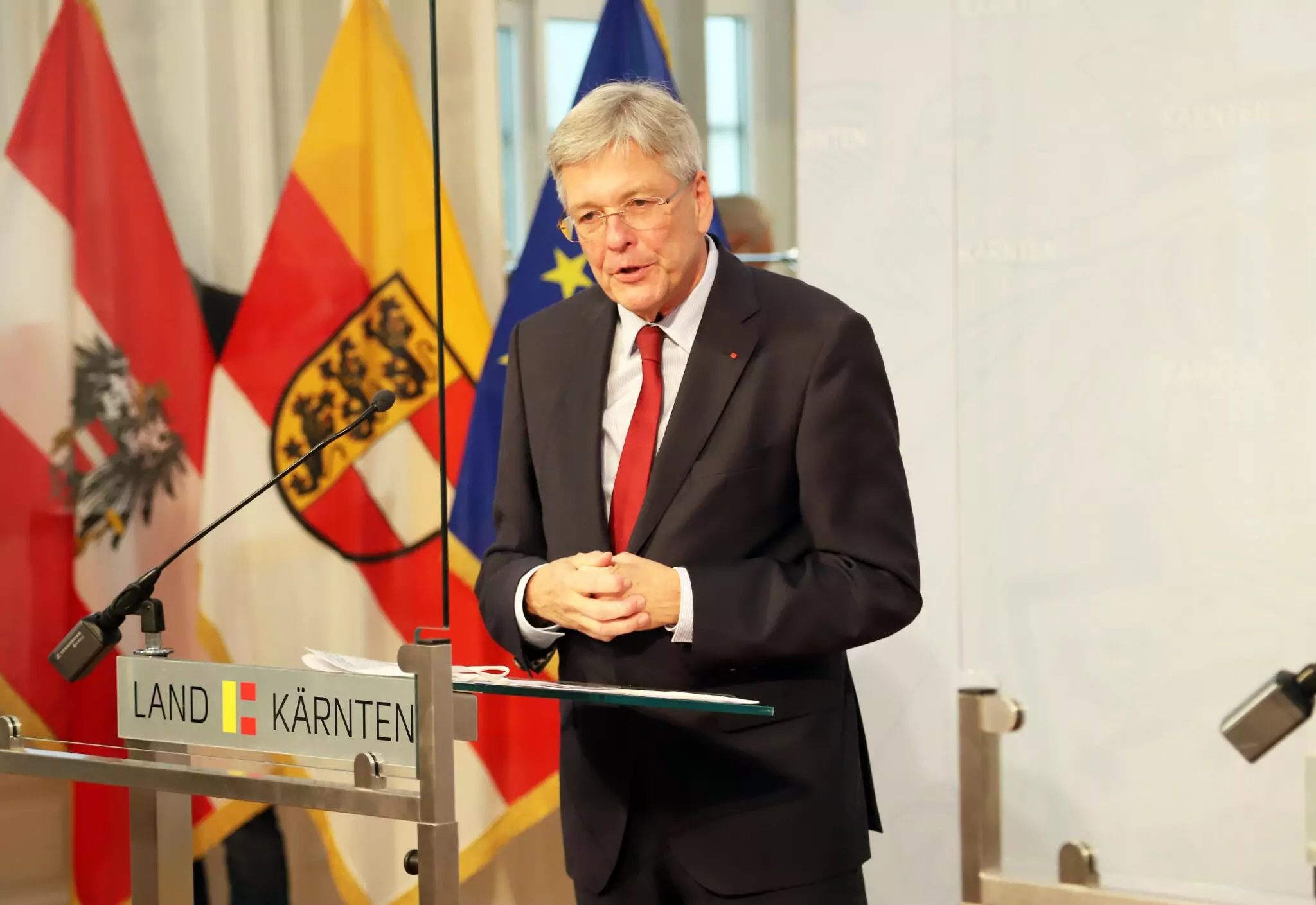 Symbolfoto zu einem Beitrag von 5min.at: Landeshauptmann Peter Kaiser bei einer Pressekonferenz