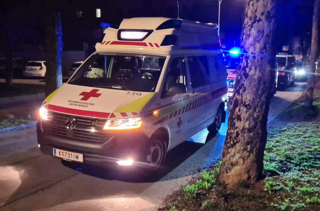 Symbolfoto von 5min.at: Ein Rettungswagen bei Nacht