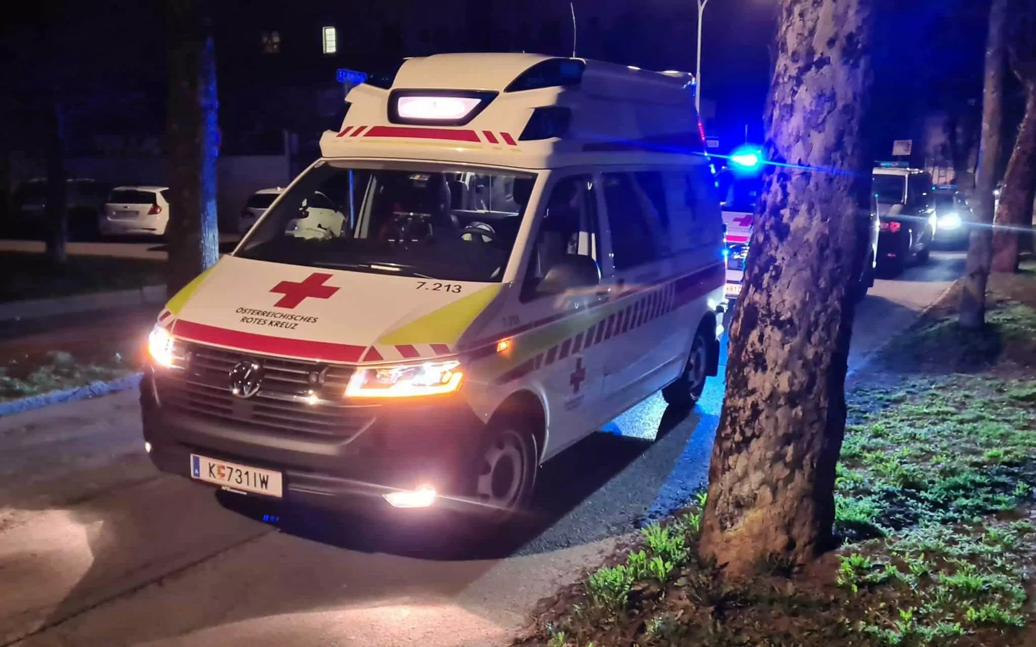 Symbolfoto von 5min.at: Ein Rettungswagen bei Nacht