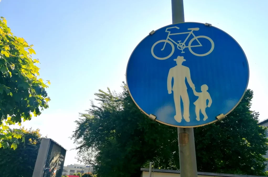 Foto zu einem Beitrag von 5min.at: Schild weist auf einen Radweg und Fußgängerweg hin.