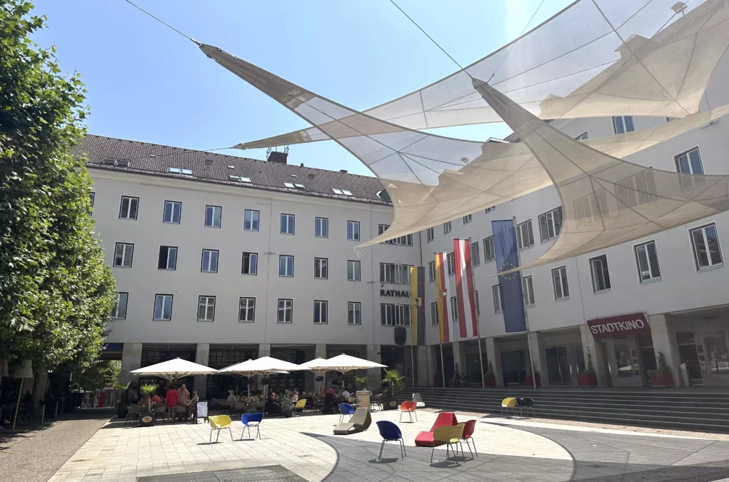 Symbolfoto zu einem Beitrag von 5min.at: Der Villacher Rathausplatz im Sommer.