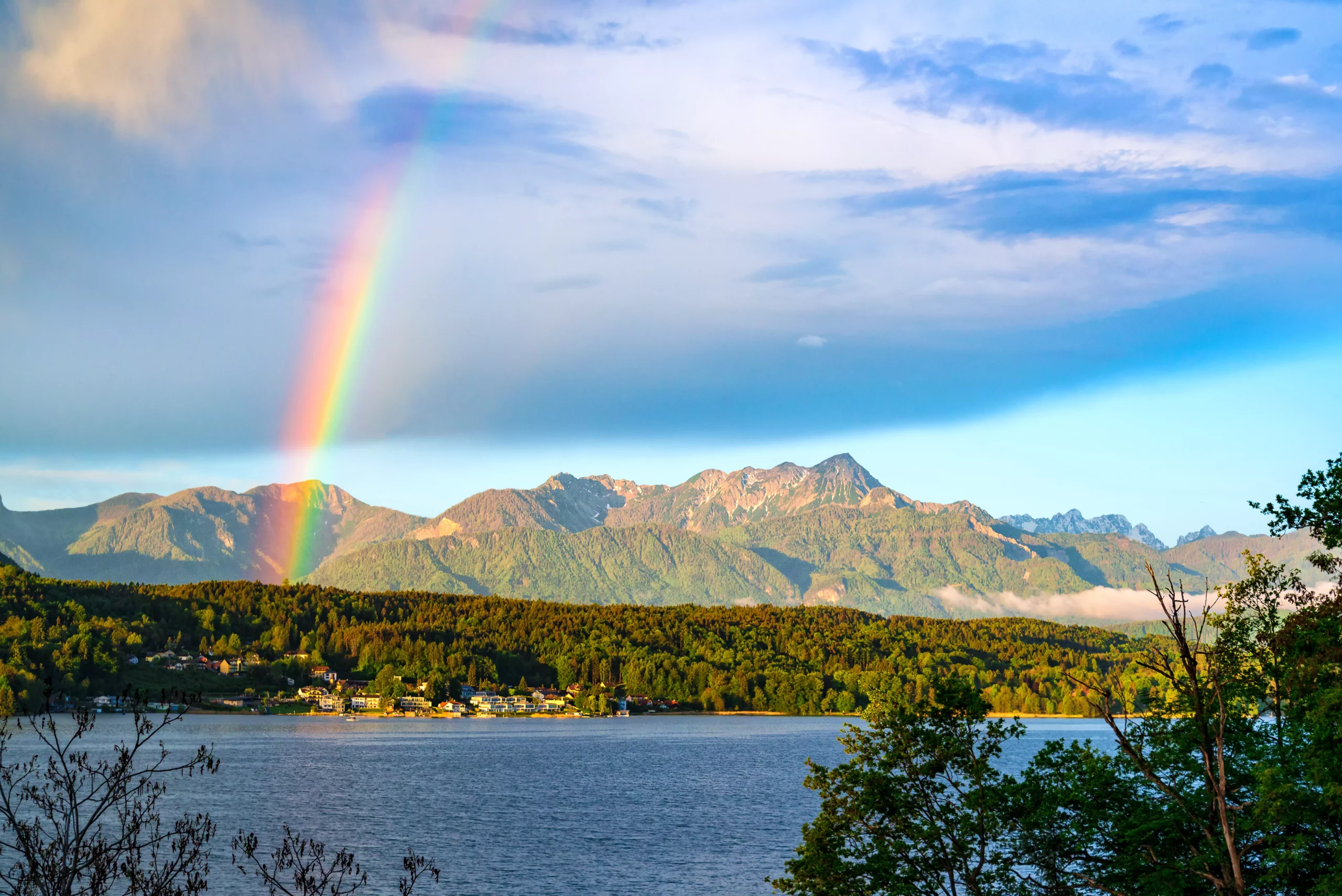 Symbolfoto von 5min.at: Kräftiger Regenbogen am Wörthersee.