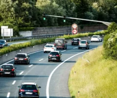 Foto zu einem Beitrag von 5min.at: Stau und viel Verkehr auf der Straße.