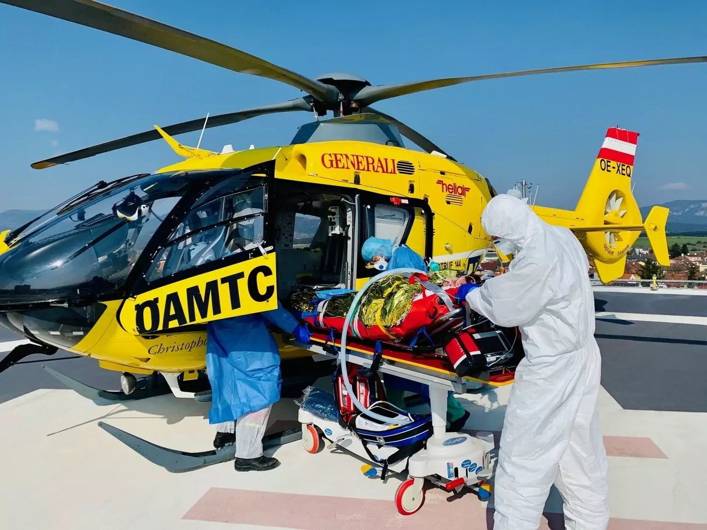 Symbolfoto von 5min.at: Ein Patient wird in den Hubschrauber gebracht