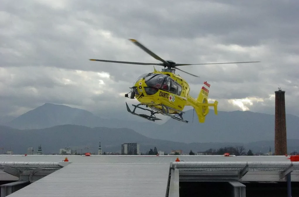 Symbolfoto von 5min.at: Ein Hubschrauber befindet sich im Landeanflug