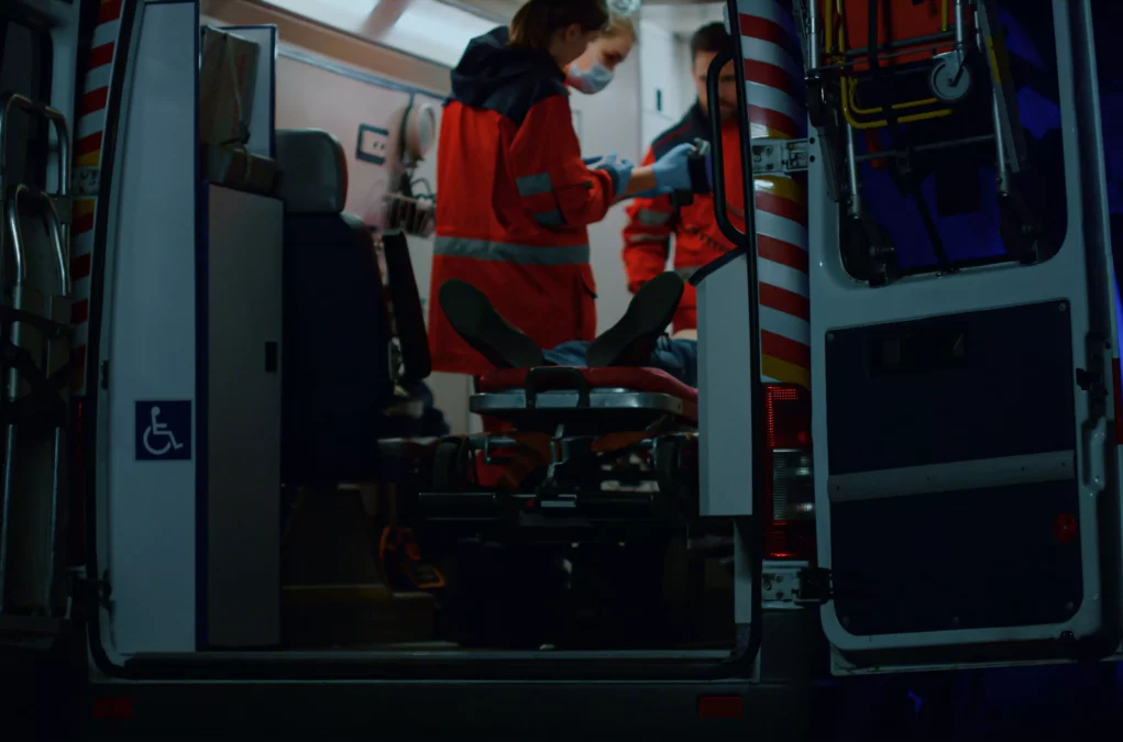 Symbolfoto von 5min.at: Ein offenes Rettungsauto bei Nacht