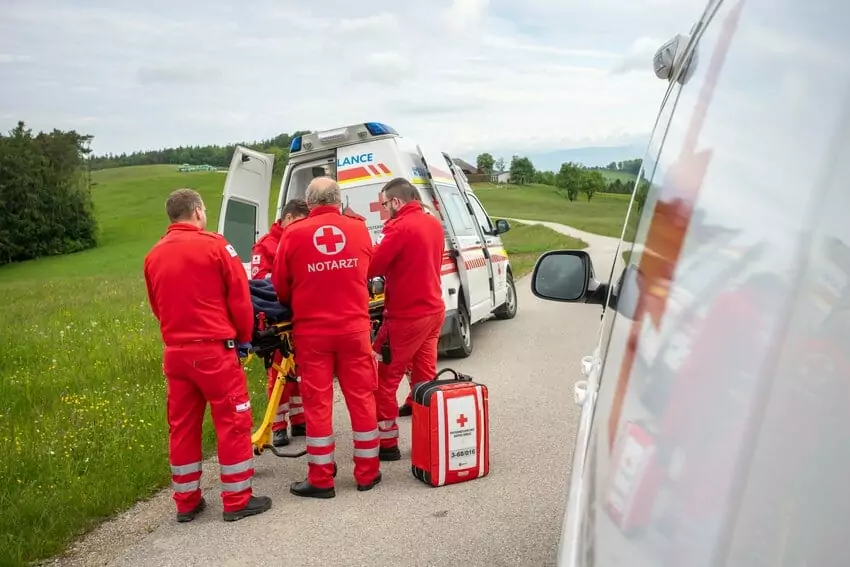 Symbolfoto von 5min.at: Mehrere Einsatzkräfte des Roten Kreuzes im Einsatz