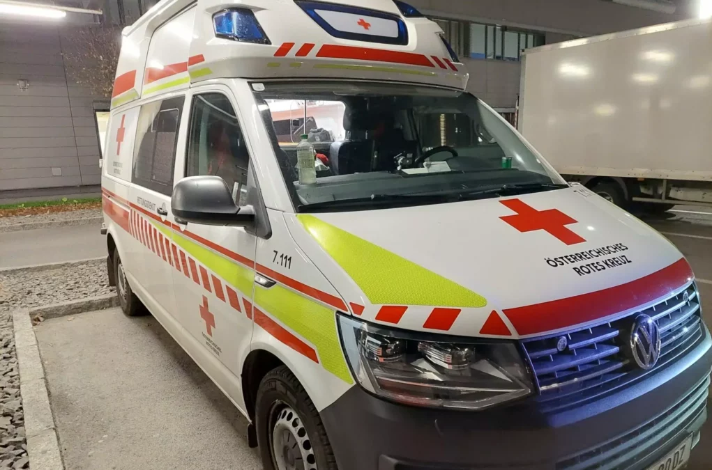 Symbolfoto von 5min.at: Ein Rettungsauto am Parkplatz