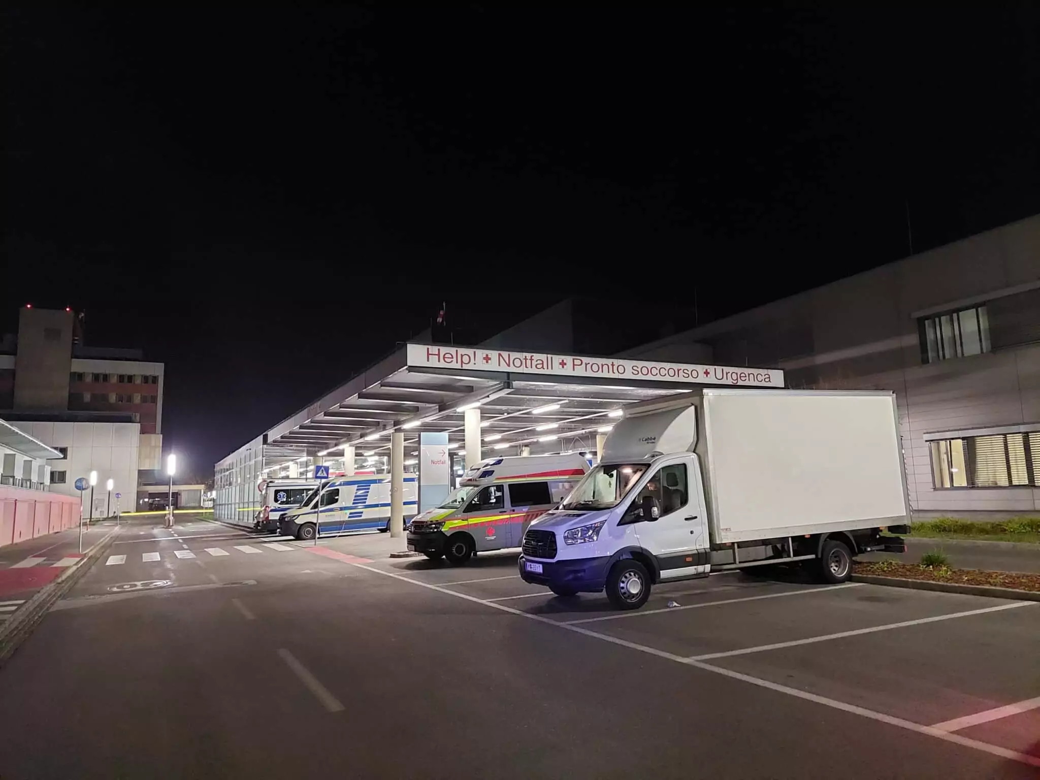 Symbolfoto von 5min.at: Ein Rettungsauto vor dem Klinikum Klagenfurt