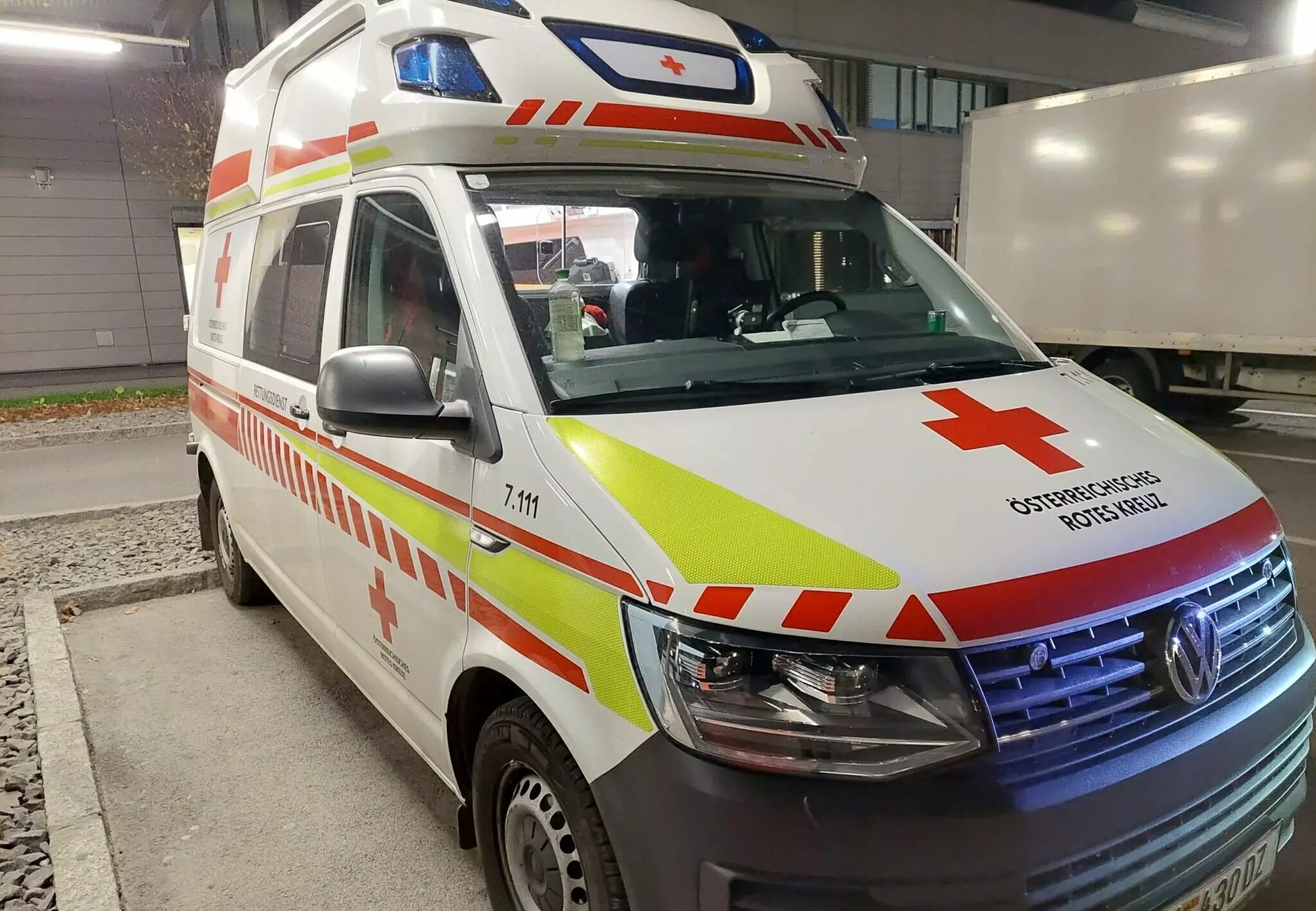 Symbolfoto von 5min.at: Ein Rettungsauto am Parkplatz