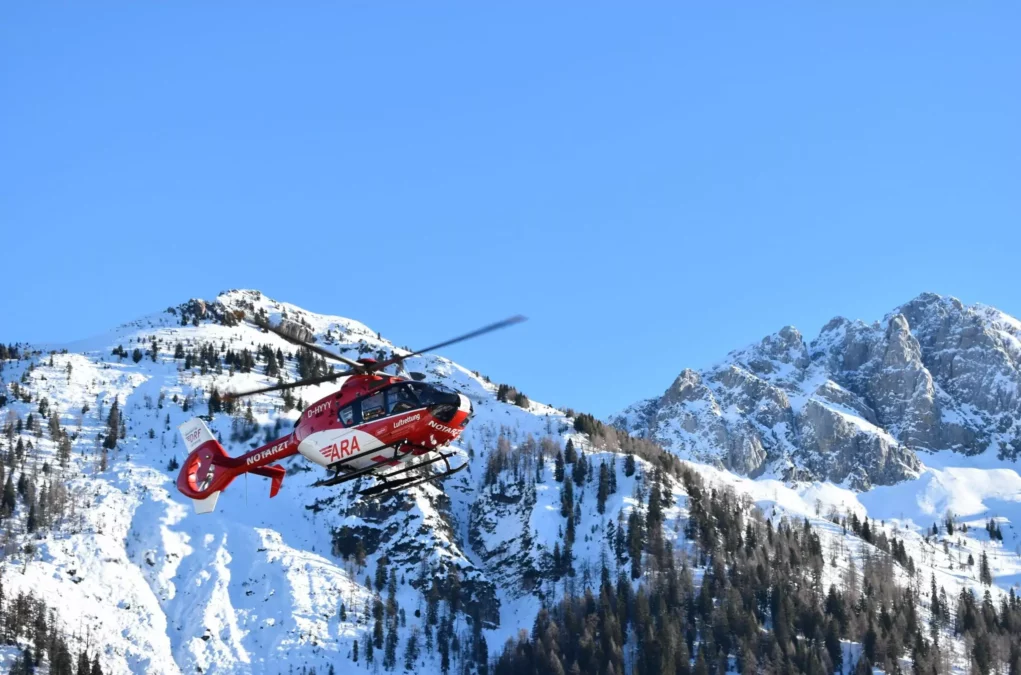 Symbolfoto von 5min.at: Ein Rettungshubschrauber am Himmel im Einsatz