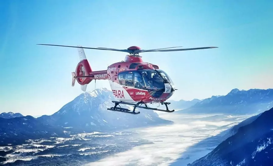 Symbolfoto von 5min.at: Ein Rettungshubschrauber am Himmel im Einsatz