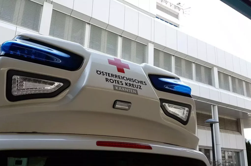 Symbolfoto von 5min.at: Ein Rettungswagen im Einsatz