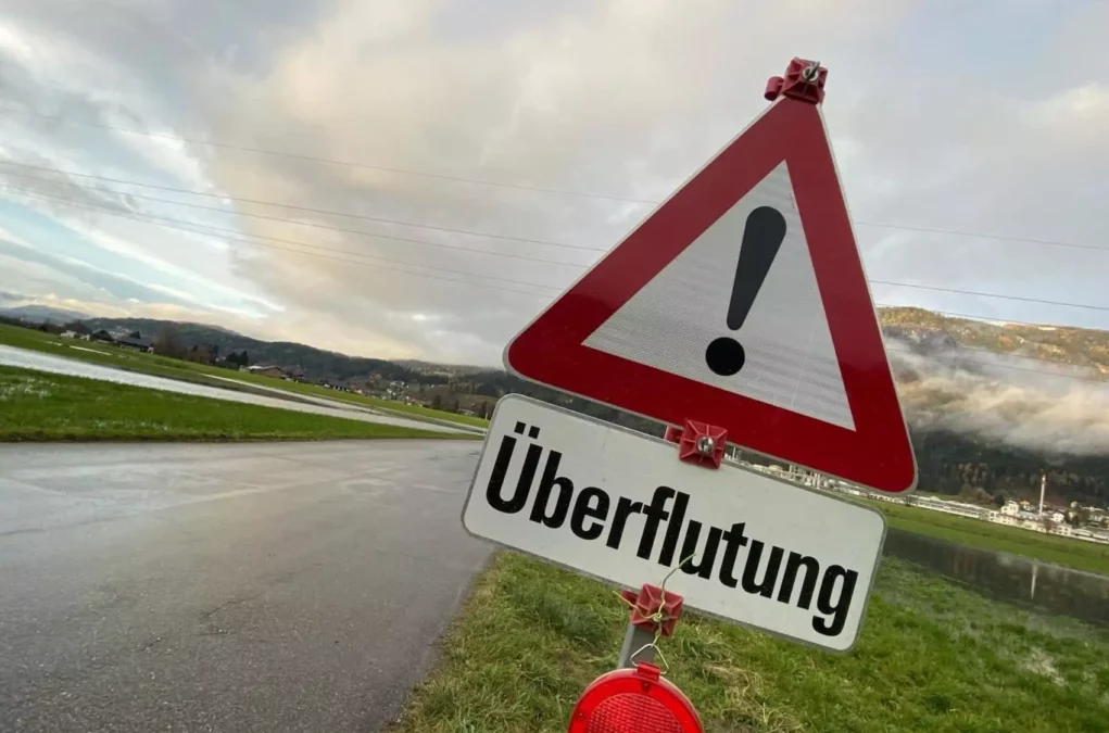 Symbolfoto zu einem Beitrag von 5min.at: Ein Schild weist auf eine Überflutung hin.