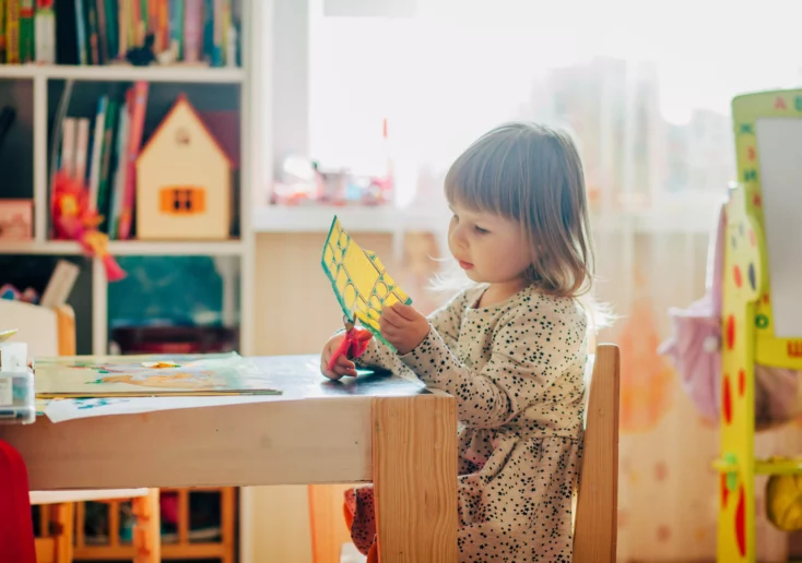 Symbolfoto zu einem Beitrag von 5min.at: Kindergartenkind bastelt etwas.
