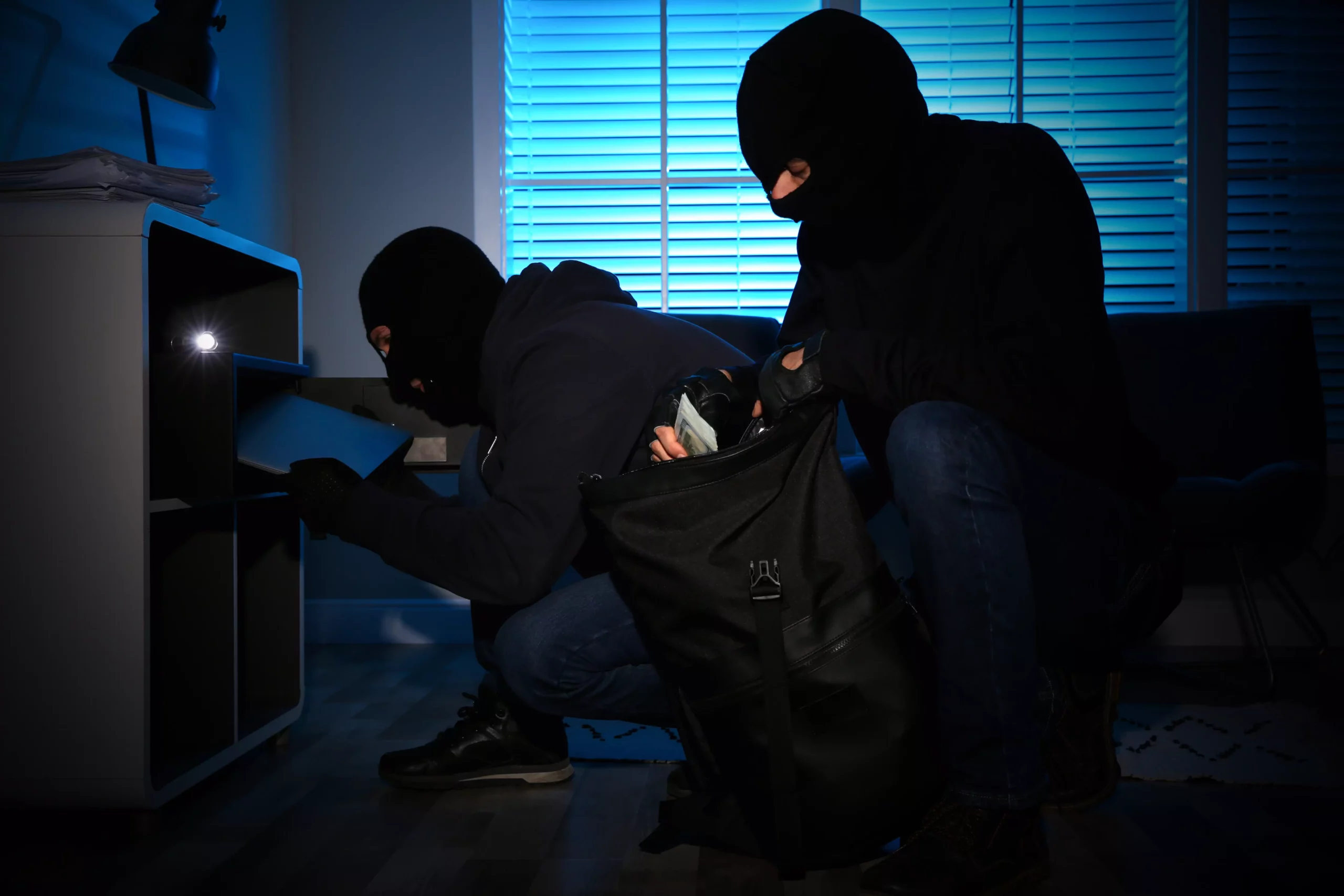 Symbolfoto zu einem Beitrag von 5min.at: Diebe verschaffen sich mit Brecheisen Zugang über eine Tür.