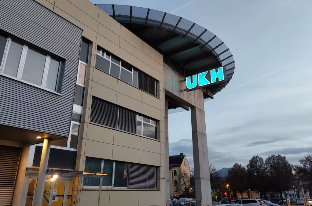 Symbolfoto zu einem Beitrag von 5min.at: Der Eingang des UKH in Klagenfurt in Kärnten.