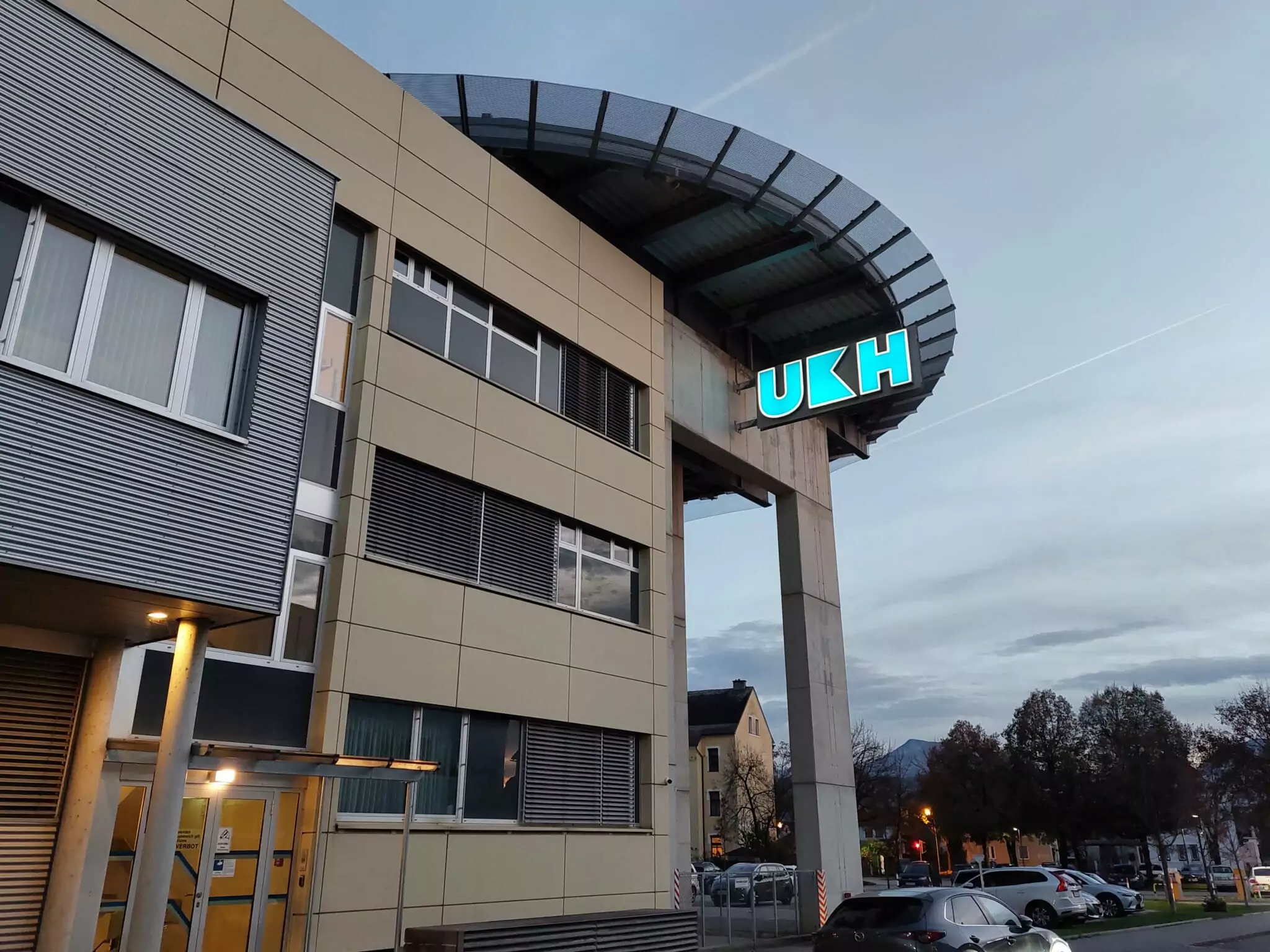 Symbolfoto zu einem Beitrag von 5min.at: Der Eingang des UKH in Klagenfurt in Kärnten.