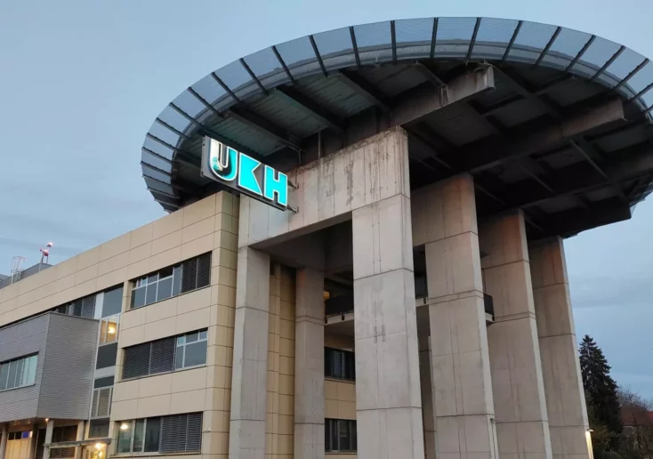 Symbolfoto zu einem Beitrag von 5min.at: Der Eingang des UKH in Klagenfurt in K&auml;rnten.