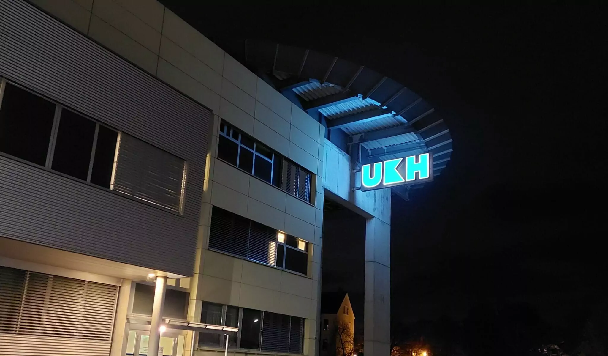 Symbolfoto zu einem Beitrag von 5min.at: Der Eingang des UKH in Klagenfurt in Kärnten.
