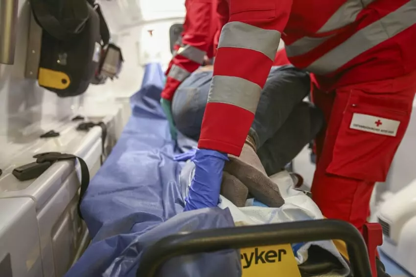 Symbolfoto von 5min.at: Eine Patientin wird von der Rettung betreut