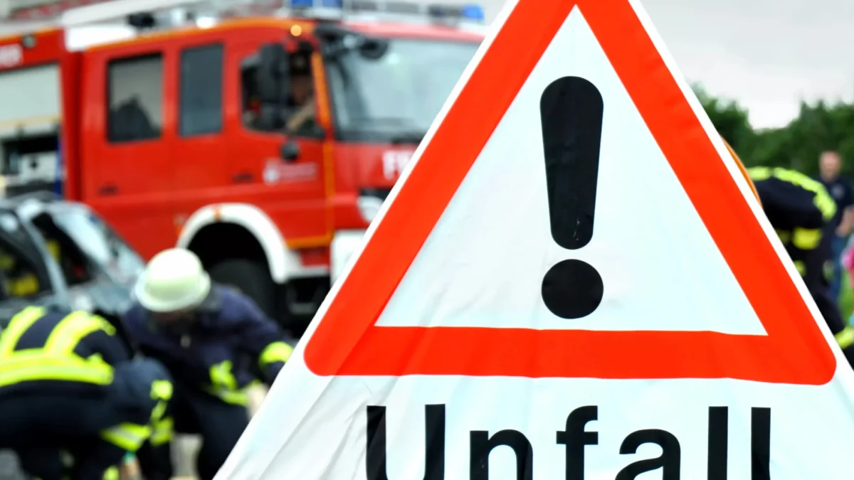 Symbolfoto von 5min.at: Feuerwehr bei Tag zu einem Unfall gerufen.