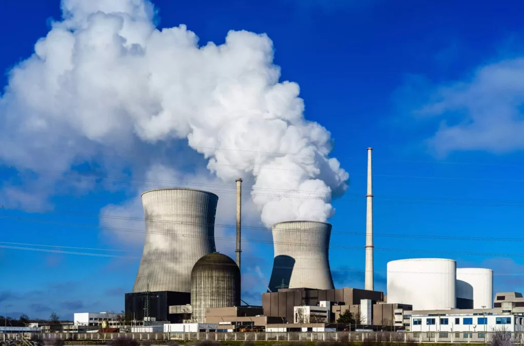 Symbolfoto zu einem Beitrag von 5min.at: Ein Atomkraftwerk, Rauch steigt aus den K&uuml;hlt&uuml;rmen auf