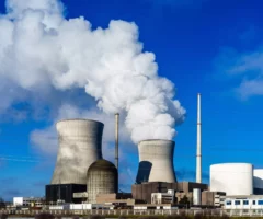 Symbolfoto zu einem Beitrag von 5min.at: Ein Atomkraftwerk, Rauch steigt aus den K&uuml;hlt&uuml;rmen auf