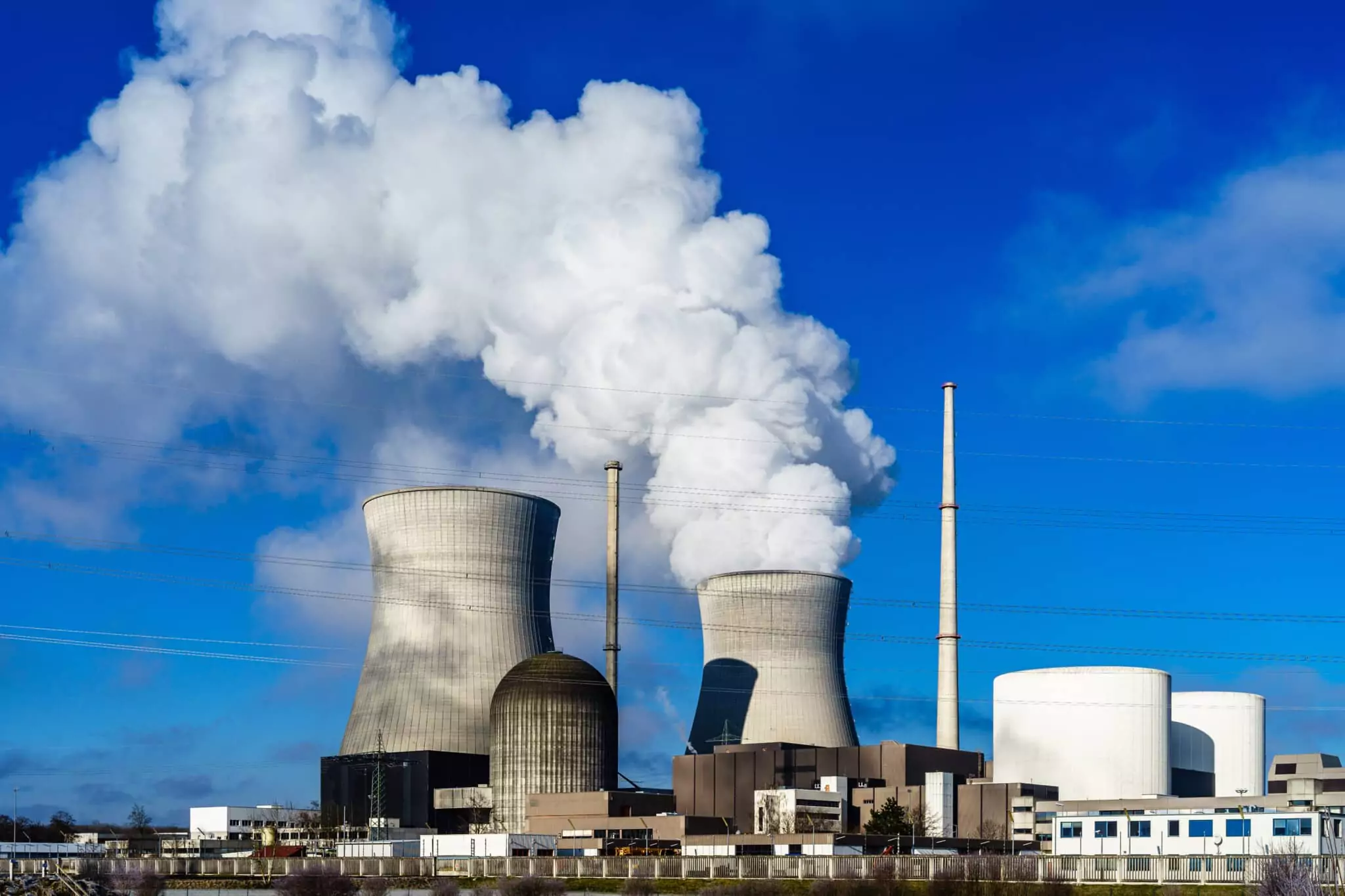 Symbolfoto zu einem Beitrag von 5min.at: Ein Atomkraftwerk, Rauch steigt aus den Kühltürmen auf