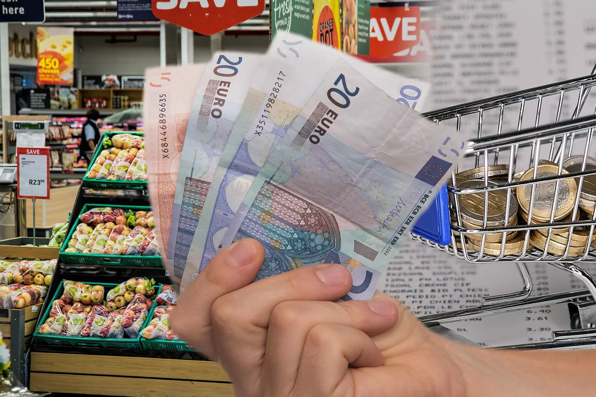 Symbolfoto zu einem Beitrag von 5min.at: Eine Hand hält Geldscheine, im Hintergrund ein Gemüseregal im Supermarkt, und eine Grafik eines Einkaufwagens voller Münzen