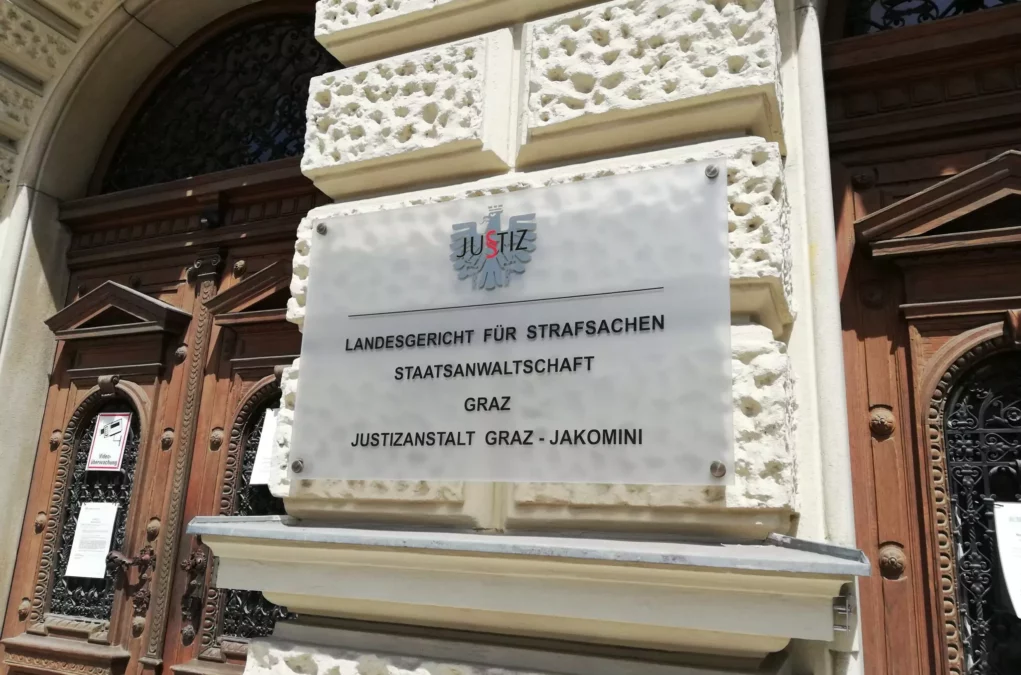 Symbolfoto zu einem Beitrag von 5min.at: Ein Schild vor dem Landesgericht Graz