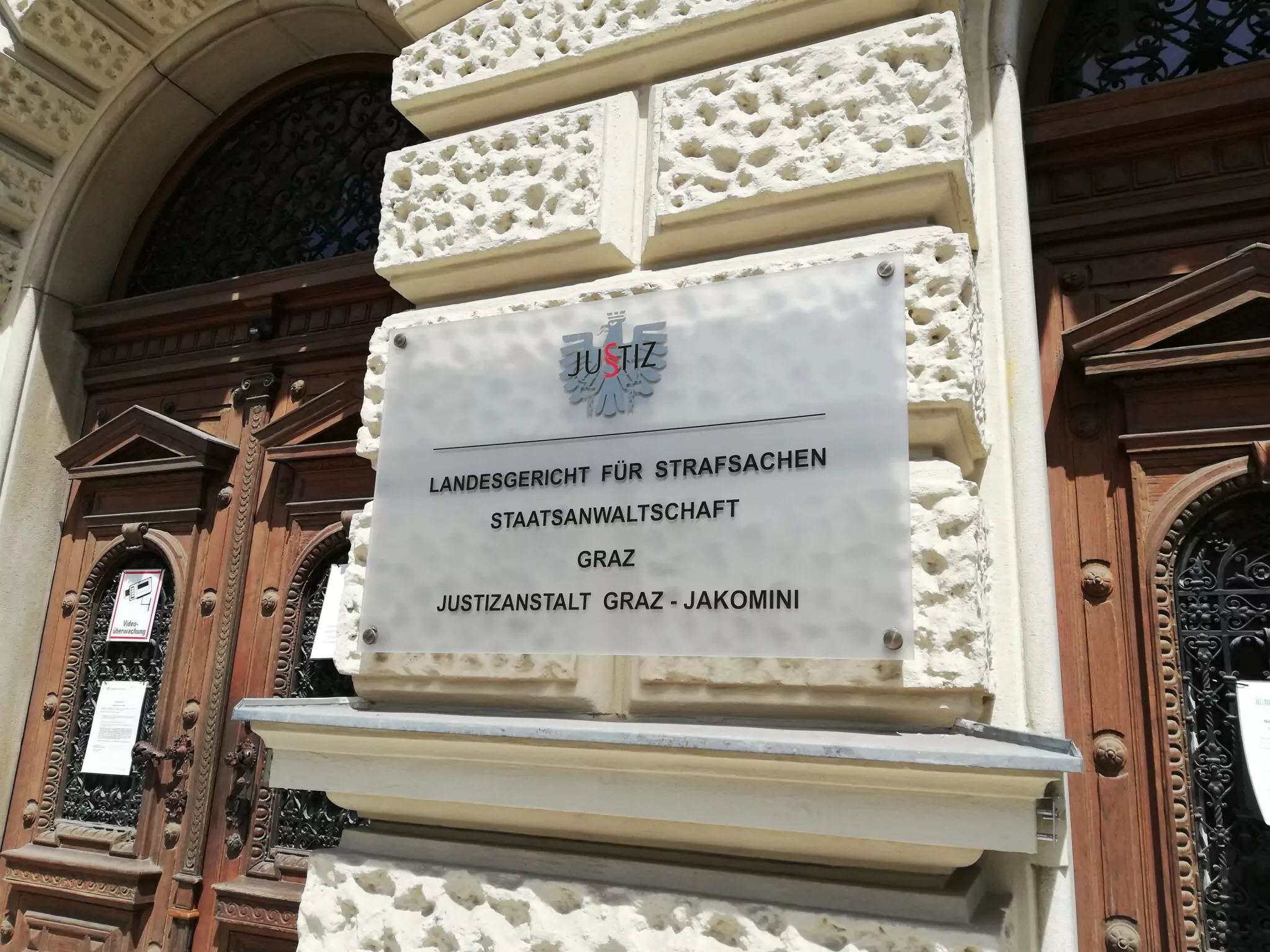 Symbolfoto zu einem Beitrag von 5min.at: Ein Schild vor dem Landesgericht Graz