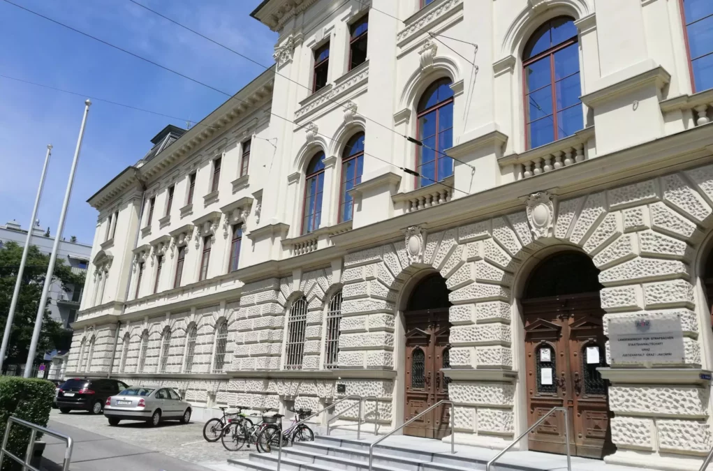 Symbolfoto zu einem Beitrag von 5min.at: Der Eingangsbereich des Landesgerichts in Graz