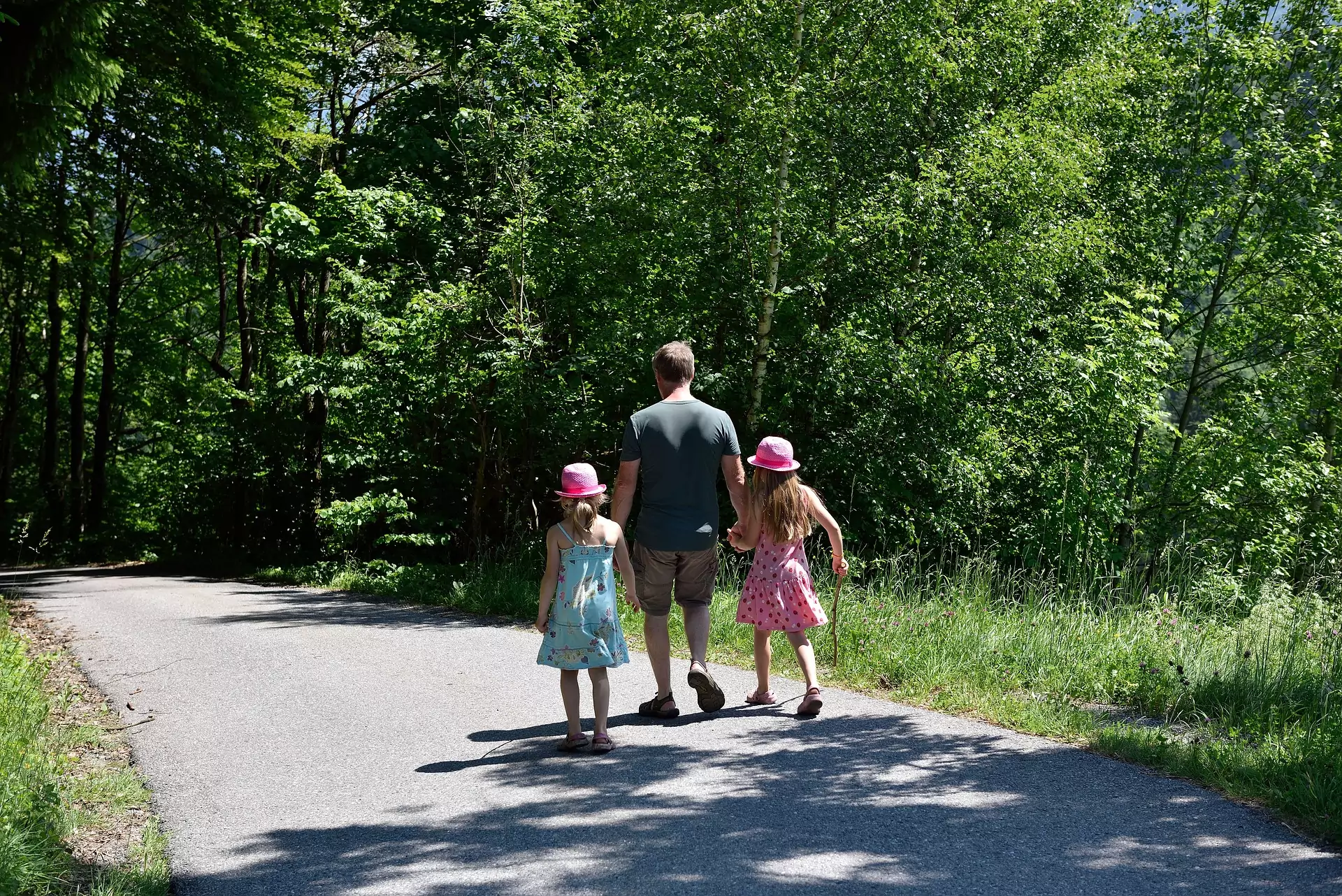 Symbolfoto zu einem Beitrag von 5min.at: Ein Vater geht mit seinen zwei Kindern spazieren
