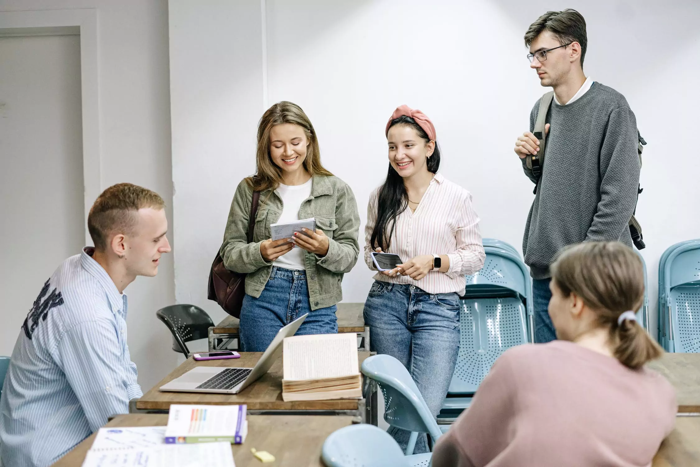 Symbolfoto zu einem Beitrag von 5min.at: Schüler oder Studenten unterhalten sich über ein gemeinsames Projekt.