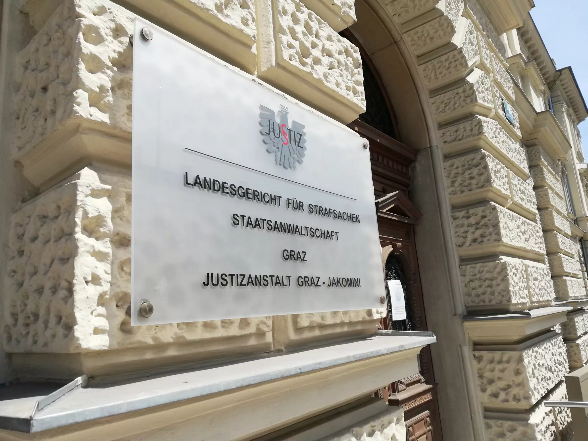 Symbolfoto zu einem Beitrag von 5min.at: Ein Schild vor dem Landesgericht Graz