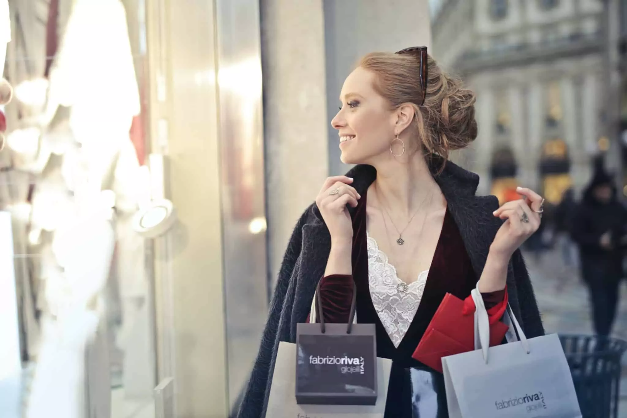 Symbolfoto zu einem Beitrag von 5min.at: Eine Frau mit mehreren Einkaufstaschen beim Shopping
