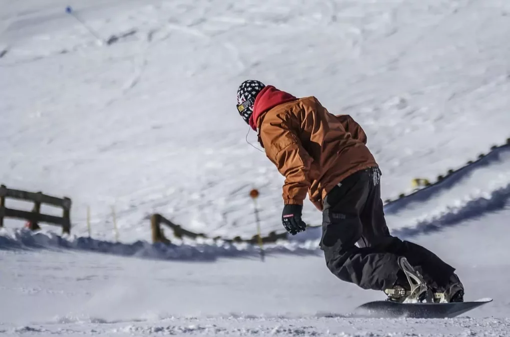 Symbolfoto zu einem Beitrag von 5min.at: Ein Snowboarder auf einer Piste